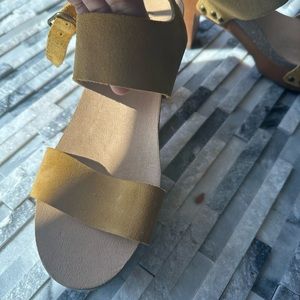 Lucky brand yellow sandals . Perfect for summer . Great condition.
